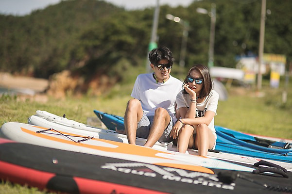 포토 JPG 주간 전신 커플 응시 여자 남자 미소 사람 앉기 20대 야외 두명 앞모습 여름 맑음 턱괴기 한국인 숲 언덕 태안 성인만 패들보드 국내포토 자연요소 시선 계절 뷰포인트 관계 모션 날씨 표정 동양인 청년 서핑 충청남도 파일형식