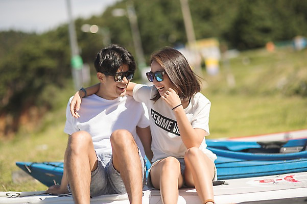 포토 JPG 주간 전신 커플 여자 남자 웃음 사람 앉기 20대 야외 두명 앞모습 여름 맑음 한국인 숲 즐거움 태안 성인만 어깨에손 패들보드 국내포토 자연요소 계절 감정 뷰포인트 관계 모션 날씨 표정 동양인 청년 서핑 충청남도 파일형식