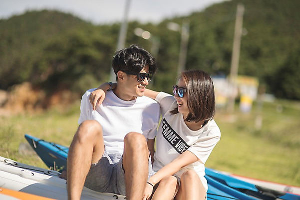 포토 JPG 주간 전신 커플 여자 남자 미소 사람 앉기 20대 야외 두명 앞모습 여름 마주보기 맑음 한국인 숲 언덕 즐거움 태안 성인만 패들보드 국내포토 자연요소 계절 감정 뷰포인트 관계 모션 날씨 표정 동양인 청년 서핑 충청남도 파일형식