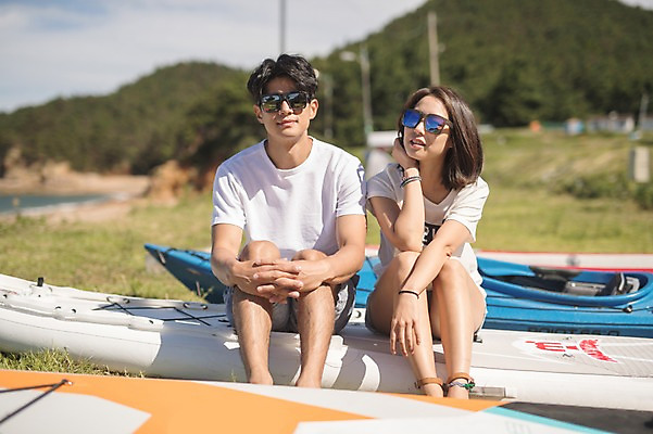 포토 JPG 주간 전신 커플 여자 남자 사람 앉기 20대 해변 야외 두명 앞모습 여름 선글라스 맑음 한국인 숲 언덕 태안 성인만 패들보드 국내포토 자연요소 계절 안경 바다 뷰포인트 관계 모션 날씨 동양인 청년 서핑 충청남도 파일형식