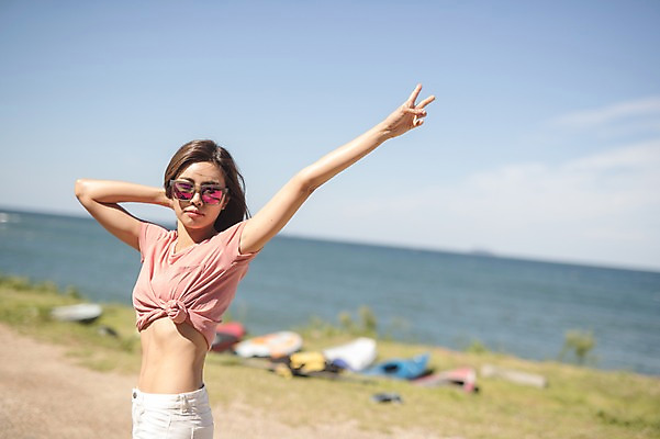 포토 JPG 주간 여자 하늘 한명 서기 사람 상반신 20대 해변 야외 옆모습 여름 손들기 맑음 한국인 브이 태안 성인여자한명만 패들보드 국내포토 자연요소 1 계절 바다 뷰포인트 모션 날씨 동양인 손짓 청년 서핑 충청남도 여자한명만 성인여자만 파일형식
