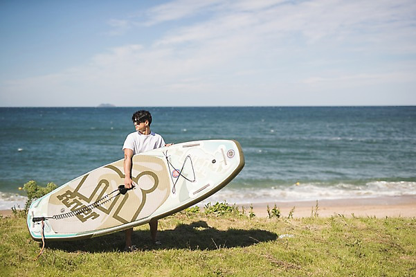 포토 JPG 주간 전신 구름 응시 남자 파도 하늘 한명 서기 들기 사람 20대 해변 야외 옆모습 여름 맑음 한국인 태안 성인남자한명만 패들보드 국내포토 자연요소 1 시선 계절 바다 뷰포인트 모션 날씨 동양인 청년 서핑 충청남도 남자한명만 성인남자만 파일형식