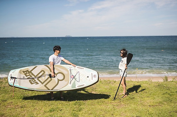 포토 JPG 주간 전신 구름 커플 여자 남자 하늘 서기 들기 사람 해변 야외 두명 옆모습 여름 마주보기 맑음 한국인 태안 패들 성인만 패들보드 국내포토 자연요소 계절 바다 뷰포인트 관계 모션 날씨 동양인 서핑 충청남도 노_배의노 파일형식