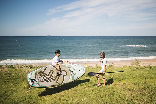 포토 JPG 주간 전신 구름 커플 여자 남자 하늘 미소 들기 사람 해변 야외 두명 옆모습 여름 마주보기 걷기 맑음 한국인 태안 패들 성인만 패들보드 국내포토 자연요소 계절 바다 뷰포인트 관계 모션 날씨 표정 동양인 서핑 충청남도 노_배의노 파일형식