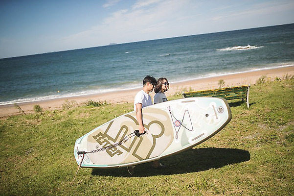 포토 JPG 주간 커플 여자 남자 벤치 하늘 서기 들기 사람 상반신 해변 야외 두명 옆모습 여름 맑음 한국인 태안 성인만 패들보드 국내포토 자연요소 계절 바다 뷰포인트 의자 관계 모션 날씨 동양인 서핑 충청남도 파일형식