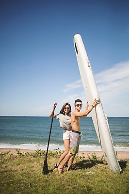 포토 JPG 주간 전신 구름 커플 여자 남자 하늘 서기 미소 사람 20대 해변 야외 두명 옆모습 여름 30대 맑음 한국인 잡기 태안 패들 성인만 패들보드 국내포토 자연요소 계절 바다 뷰포인트 관계 모션 날씨 표정 동양인 청년 장년 서핑 충청남도 노_배의노 파일형식