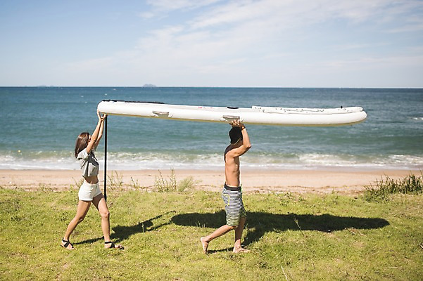포토 JPG 주간 전신 커플 여자 남자 하늘 들기 사람 20대 해변 야외 두명 옆모습 여름 30대 걷기 맑음 한국인 운반 태안 성인만 패들보드 국내포토 자연요소 계절 바다 뷰포인트 관계 모션 날씨 동양인 청년 장년 서핑 충청남도 파일형식