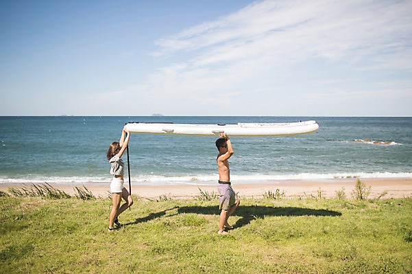 포토 JPG 주간 전신 구름 커플 여자 남자 하늘 들기 사람 20대 해변 야외 두명 옆모습 여름 30대 걷기 맑음 한국인 운반 태안 성인만 패들보드 국내포토 자연요소 계절 바다 뷰포인트 관계 모션 날씨 동양인 청년 장년 서핑 충청남도 파일형식