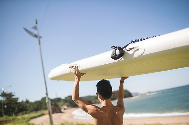 포토 JPG 주간 남자 한명 서기 들기 사람 상반신 해변 야외 뒷모습 여름 30대 맑음 한국인 운반 전봇대 태안 성인남자한명만 패들보드 국내포토 자연요소 1 계절 공공시설 바다 뷰포인트 모션 날씨 동양인 장년 서핑 충청남도 남자한명만 성인남자만 파일형식