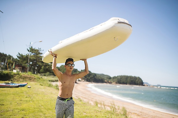 포토 JPG 주간 남자 바다 하늘 한명 들기 사람 상반신 해변 야외 앞모습 여름 30대 걷기 맑음 한국인 운반 태안 성인남자한명만 패들보드 국내포토 자연요소 1 계절 뷰포인트 모션 날씨 동양인 장년 서핑 충청남도 남자한명만 성인남자만 파일형식