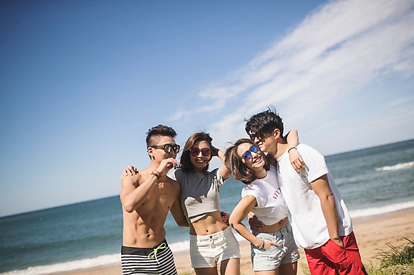 포토 JPG 주간 구름 커플 여자 남자 바다 허리손 안기 하늘 서기 미소 사람 여러명 상반신 20대 성인 해변 야외 앞모습 옆모습 여름 30대 맑음 한국인 즐거움 태안 성인만 어깨에손 국내포토 자연요소 계절 감정 뷰포인트 포즈 다수 관계 모션 날씨 표정 동양인 청년 장년 충청남도 파일형식