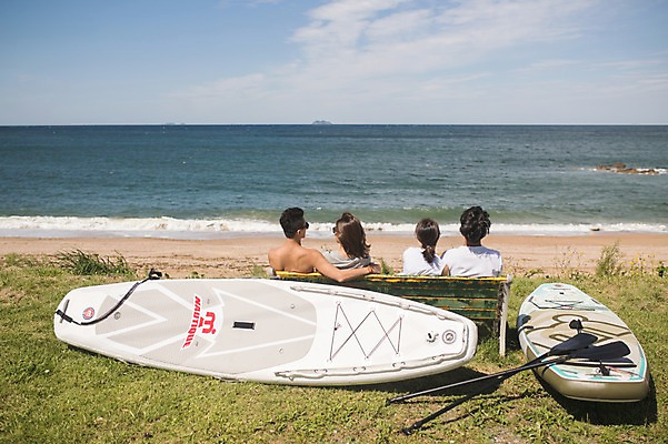포토 JPG 주간 구름 커플 여자 남자 파도 바다 벤치 하늘 휴식 사람 앉기 여러명 상반신 20대 해변 야외 뒷모습 여름 30대 친구 맑음 한국인 힐링 태안 패들 성인만 패들보드 국내포토 자연요소 계절 뷰포인트 다수 컨셉 의자 관계 모션 날씨 동양인 청년 장년 서핑 충청남도 노_배의노 파일형식