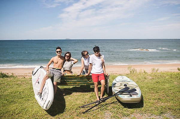 포토 JPG 주간 전신 구름 커플 여자 남자 바다 벤치 하늘 사람 앉기 여러명 상반신 20대 야외 앞모습 여름 30대 친구 맑음 한국인 태안 성인만 어깨에손 패들보드 국내포토 자연요소 계절 뷰포인트 다수 의자 관계 모션 날씨 동양인 청년 장년 서핑 충청남도 파일형식