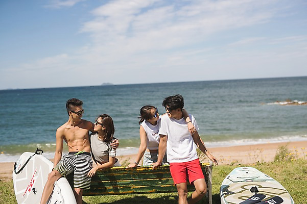 포토 JPG 주간 구름 커플 여자 남자 바다 벤치 하늘 사람 앉기 여러명 상반신 20대 야외 옆모습 여름 30대 친구 마주보기 맑음 기댐 한국인 즐거움 태안 성인만 어깨에손 패들보드 국내포토 자연요소 계절 감정 뷰포인트 다수 의자 관계 모션 날씨 동양인 청년 장년 서핑 충청남도 파일형식