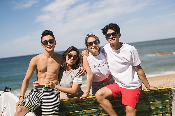 포토 JPG 주간 구름 커플 여자 남자 바다 벤치 안기 하늘 미소 사람 앉기 여러명 상반신 20대 성인 해변 야외 앞모습 여름 30대 선글라스 맑음 기댐 다정 한국인 태안 성인만 어깨에손 국내포토 자연요소 계절 안경 뷰포인트 다수 컨셉 의자 관계 모션 날씨 표정 동양인 청년 장년 충청남도 파일형식