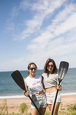 포토 JPG 주간 구름 여자 바다 허리손 하늘 서기 미소 사람 상반신 20대 야외 두명 앞모습 여름 30대 한국인 태안 패들 성인여자만 어깨에손 국내포토 자연요소 계절 뷰포인트 포즈 모션 표정 동양인 청년 장년 충청남도 노_배의노 여자만 성인만 파일형식