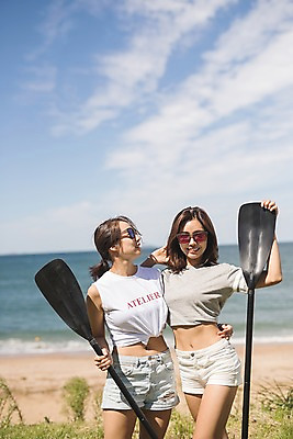 포토 JPG 주간 구름 응시 여자 바다 허리손 하늘 서기 사람 상반신 20대 야외 두명 여름 30대 한국인 태안 패들 성인여자만 국내포토 자연요소 시선 계절 포즈 모션 동양인 청년 장년 충청남도 노_배의노 여자만 성인만 파일형식