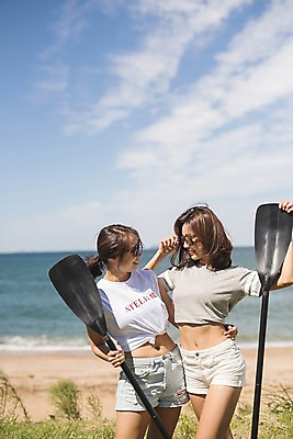 포토 JPG 주간 구름 여자 바다 허리손 하늘 서기 미소 사람 상반신 20대 야외 두명 여름 30대 마주보기 한국인 태안 패들 성인여자만 국내포토 자연요소 계절 포즈 모션 표정 동양인 청년 장년 충청남도 노_배의노 여자만 성인만 파일형식