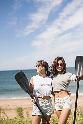 포토 JPG 주간 구름 여자 바다 허리손 하늘 서기 미소 사람 상반신 20대 야외 두명 여름 30대 한국인 태안 패들 성인여자만 국내포토 자연요소 계절 포즈 모션 표정 동양인 청년 장년 충청남도 노_배의노 여자만 성인만 파일형식