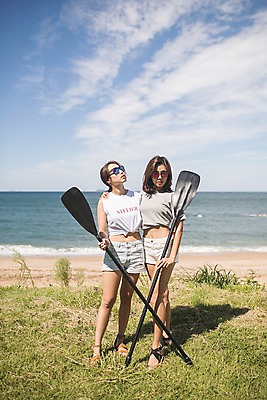 포토 JPG 주간 전신 구름 응시 여자 바다 하늘 서기 사람 20대 야외 두명 앞모습 여름 30대 한국인 올려보기 태안 패들 성인여자만 어깨에손 국내포토 자연요소 시선 계절 뷰포인트 모션 동양인 청년 장년 충청남도 노_배의노 여자만 성인만 파일형식