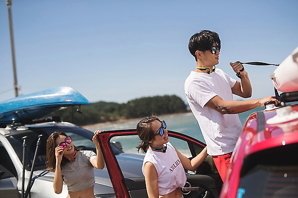 포토 JPG 주간 여자 남자 바다 자동차 하늘 미소 사람 상반신 20대 야외 앞모습 옆모습 세명 여름 친구 선글라스 맑음 한국인 묶기 즐거움 고정 태안 성인만 패들보드 국내포토 자연요소 계절 감정 안경 육상교통 뷰포인트 관계 모션 날씨 표정 동양인 청년 서핑 충청남도 파일형식