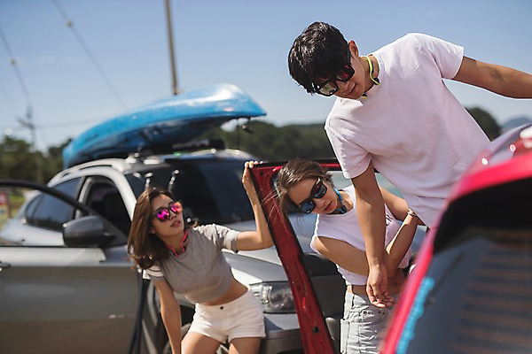 포토 JPG 주간 응시 여자 남자 자동차 하늘 사람 상반신 20대 야외 앞모습 세명 여름 친구 선글라스 맑음 한국인 태안 성인만 패들보드 국내포토 자연요소 시선 계절 안경 육상교통 뷰포인트 관계 날씨 동양인 청년 서핑 충청남도 파일형식