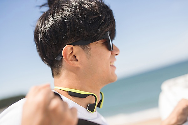 포토 JPG 주간 응시 남자 바다 이어폰 하늘 한명 미소 사람 상반신 20대 야외 옆모습 여름 선글라스 태안 성인남자한명만 국내포토 자연요소 1 시선 계절 안경 뷰포인트 음향기기 표정 청년 충청남도 남자한명만 성인남자만 파일형식