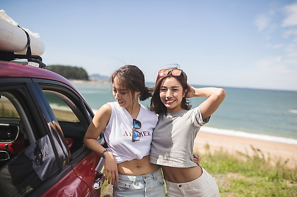 포토 JPG 주간 구름 응시 여자 바다 허리손 포즈 자동차 하늘 서기 미소 사람 상반신 20대 해변 야외 두명 앞모습 여름 한국인 태안 성인여자만 국내포토 자연요소 시선 계절 육상교통 뷰포인트 모션 표정 동양인 청년 충청남도 여자만 성인만 파일형식