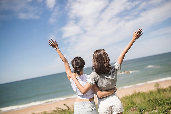 포토 JPG 주간 구름 여자 바다 허리손 하늘 팔벌리기 서기 사람 상반신 20대 해변 야외 두명 뒷모습 여름 손들기 한국인 태안 성인여자만 어깨에손 국내포토 자연요소 계절 뷰포인트 포즈 모션 동양인 청년 충청남도 여자만 성인만 파일형식