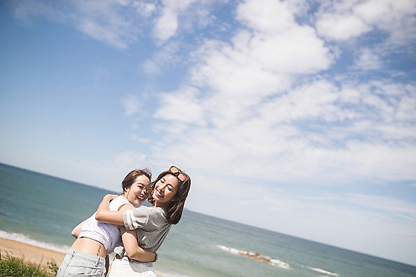 포토 JPG 주간 구름 여자 바다 허리손 하늘 서기 미소 사람 상반신 20대 해변 야외 두명 옆모습 여름 한국인 뒤돌아보기 즐거움 태안 성인여자만 어깨에손 국내포토 자연요소 계절 감정 뷰포인트 포즈 모션 표정 동양인 청년 충청남도 여자만 성인만 파일형식
