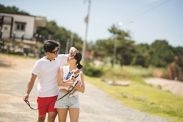 포토 JPG 주간 한마리 커플 여자 남자 반려견 사람 상반신 20대 야외 두명 앞모습 아웃포커스 여름 마주보기 걷기 산책 한국인 강아지 목줄 태안 반려 어촌마을 성인만 국내포토 자연요소 1 계절 뷰포인트 관계 모션 휴식 촬영기법 동양인 청년 반려동물 마을 개 충청남도 파일형식 반려용품