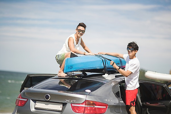 포토 JPG 주간 전신 구름 남자 자동차 하늘 서기 미소 사람 앉기 20대 성인 야외 두명 옆모습 여름 30대 친구 맑음 한국인 묶기 고정 태안 성인남자만 패들보드 국내포토 자연요소 계절 육상교통 뷰포인트 관계 모션 날씨 표정 동양인 청년 장년 서핑 충청남도 남자만 성인만 파일형식