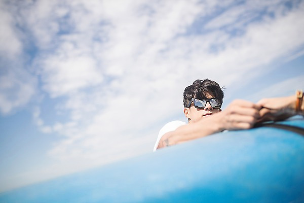 포토 JPG 주간 구름 남자 자동차 하늘 한명 사람 상반신 20대 야외 앞모습 여름 선글라스 맑음 한국인 묶기 고정 태안 성인남자한명만 패들보드 국내포토 자연요소 1 계절 안경 육상교통 뷰포인트 모션 날씨 동양인 청년 서핑 충청남도 남자한명만 성인남자만 파일형식