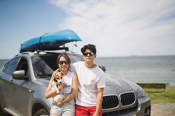 포토 JPG 주간 한마리 커플 여자 남자 바다 자동차 서기 사람 상반신 20대 야외 두명 앞모습 여름 맑음 기댐 한국인 강아지 태안 반려 성인만 패들보드 딩펫족 펫팸족 국내포토 자연요소 1 라이프스타일 계절 육상교통 뷰포인트 관계 모션 날씨 동양인 청년 반려동물 서핑 개 충청남도 신조어 파일형식