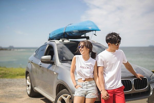 포토 JPG 주간 커플 여자 남자 바다 자동차 서기 미소 사람 상반신 20대 야외 두명 앞모습 여름 손잡기 맑음 기댐 한국인 태안 성인만 패들보드 국내포토 자연요소 계절 육상교통 뷰포인트 관계 모션 날씨 표정 동양인 청년 서핑 충청남도 파일형식