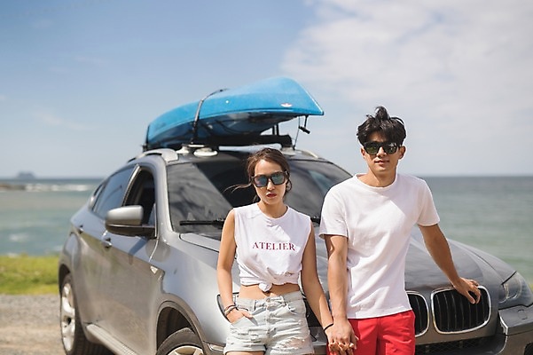 포토 JPG 주간 커플 여자 남자 자동차 서기 사람 상반신 20대 야외 두명 앞모습 여름 손잡기 맑음 기댐 한국인 태안 성인만 패들보드 국내포토 자연요소 계절 육상교통 뷰포인트 관계 모션 날씨 동양인 청년 서핑 충청남도 파일형식