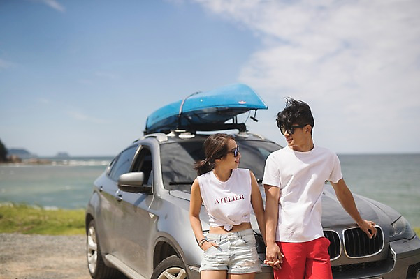 포토 JPG 주간 커플 여자 남자 자동차 서기 미소 사람 상반신 20대 야외 두명 앞모습 여름 마주보기 손잡기 맑음 한국인 태안 성인만 패들보드 국내포토 자연요소 계절 육상교통 뷰포인트 관계 모션 날씨 표정 동양인 청년 서핑 충청남도 파일형식