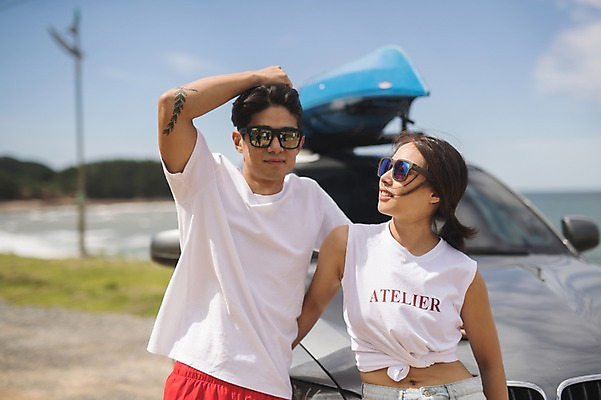 포토 JPG 주간 커플 여자 남자 바다 자동차 서기 미소 사람 상반신 20대 야외 두명 앞모습 여름 맑음 한국인 태안 성인만 패들보드 국내포토 자연요소 계절 육상교통 뷰포인트 관계 모션 날씨 표정 동양인 청년 서핑 충청남도 파일형식