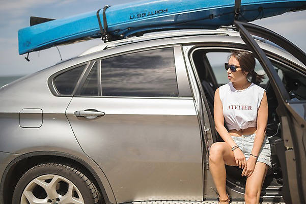 포토 JPG 주간 전신 응시 여자 자동차 한명 사람 앉기 20대 야외 앞모습 여름 한국인 태안 성인여자한명만 패들보드 국내포토 자연요소 1 시선 계절 육상교통 뷰포인트 모션 동양인 청년 서핑 충청남도 여자한명만 성인여자만 파일형식