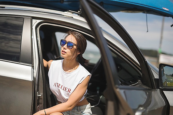 포토 JPG 주간 여자 자동차 한명 사람 앉기 상반신 20대 야외 앞모습 여름 한국인 태안 성인여자한명만 패들보드 국내포토 자연요소 1 계절 육상교통 뷰포인트 모션 동양인 청년 서핑 충청남도 여자한명만 성인여자만 파일형식