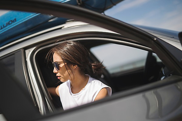 포토 JPG 주간 여자 자동차 한명 사람 앉기 상반신 20대 야외 옆모습 아웃포커스 여름 한국인 태안 성인여자한명만 패들보드 국내포토 자연요소 1 계절 육상교통 뷰포인트 모션 촬영기법 동양인 청년 서핑 충청남도 여자한명만 성인여자만 파일형식