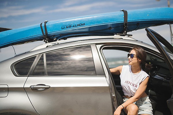 포토 JPG 주간 여자 자동차 한명 사람 앉기 상반신 20대 야외 앞모습 여름 한국인 태안 성인여자한명만 패들보드 국내포토 자연요소 1 계절 육상교통 뷰포인트 모션 동양인 청년 서핑 충청남도 여자한명만 성인여자만 파일형식