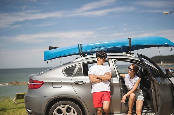 포토 JPG 주간 전신 커플 여자 남자 바다 자동차 서기 미소 사람 앉기 20대 야외 두명 앞모습 여름 마주보기 맑음 한국인 태안 성인만 패들보드 국내포토 자연요소 계절 육상교통 뷰포인트 관계 모션 날씨 표정 동양인 청년 서핑 충청남도 파일형식