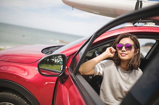 포토 JPG 주간 구름 여자 바다 자동차 하늘 한명 사람 앉기 상반신 20대 야외 앞모습 여름 한국인 태안 성인여자한명만 패들보드 국내포토 자연요소 1 계절 육상교통 뷰포인트 모션 동양인 청년 서핑 충청남도 여자한명만 성인여자만 파일형식