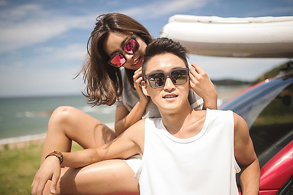 포토 JPG 주간 구름 커플 여자 남자 바다 자동차 하늘 서기 사람 앉기 상반신 20대 해변 야외 두명 앞모습 옆모습 여름 30대 선글라스 맑음 기댐 한국인 태안 성인만 패들보드 국내포토 자연요소 계절 안경 육상교통 뷰포인트 관계 모션 날씨 동양인 청년 장년 서핑 충청남도 파일형식