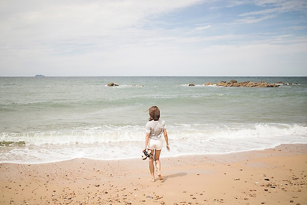 포토 JPG 주간 전신 여자 파도 바다 한명 들기 사람 20대 해변 야외 뒷모습 여름 모래사장 걷기 한국인 샌들 태안 성인여자한명만 국내포토 자연요소 1 계절 뷰포인트 신발 모션 동양인 청년 충청남도 여자한명만 성인여자만 파일형식