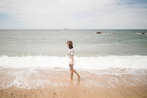 포토 JPG 주간 전신 여자 파도 바다 한명 사람 20대 해변 야외 옆모습 여름 모래사장 걷기 한국인 샌들 태안 성인여자한명만 국내포토 자연요소 1 계절 뷰포인트 신발 모션 동양인 청년 충청남도 여자한명만 성인여자만 파일형식