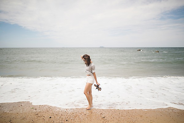 포토 JPG 주간 전신 응시 여자 파도 바다 한명 서기 들기 사람 20대 해변 야외 옆모습 여름 모래사장 한국인 샌들 태안 성인여자한명만 국내포토 자연요소 1 시선 계절 뷰포인트 신발 모션 동양인 청년 충청남도 여자한명만 성인여자만 파일형식