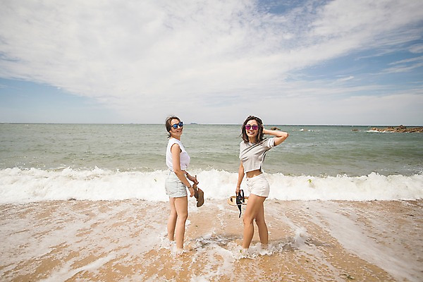 포토 JPG 주간 전신 여자 파도 바다 서기 미소 들기 사람 20대 해변 야외 두명 옆모습 여름 모래사장 걷기 한국인 뒤돌아보기 샌들 태안 발담그기 성인여자만 국내포토 자연요소 계절 뷰포인트 신발 모션 표정 동양인 청년 충청남도 여자만 성인만 파일형식