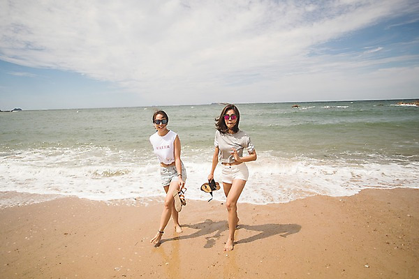 포토 JPG 주간 전신 구름 여자 파도 바다 하늘 미소 들기 사람 20대 해변 야외 두명 앞모습 여름 모래사장 걷기 한국인 샌들 태안 성인여자만 국내포토 자연요소 계절 뷰포인트 신발 모션 표정 동양인 청년 충청남도 여자만 성인만 파일형식